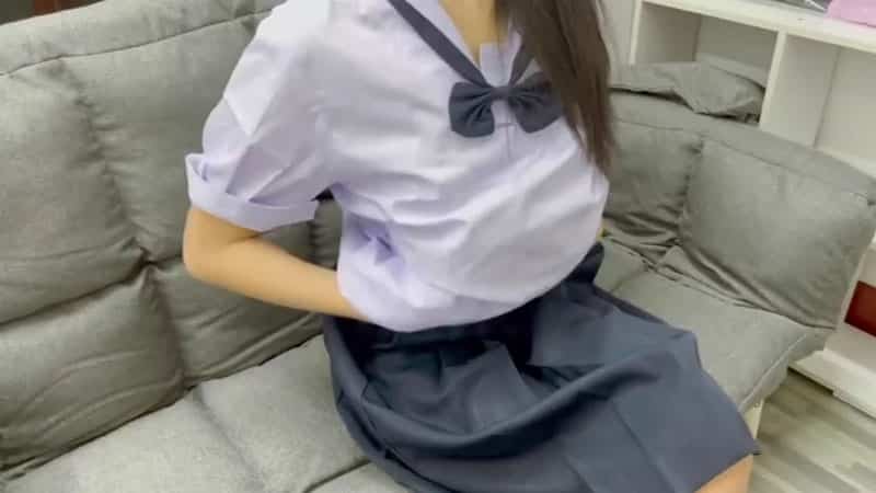 คลิปหลุดนักเรียน ม.ต้น นมใหญ่ โดนหลอกมาเย็ดที่ห้อง เจอควยใหญ่เย็ดหี เกือบแตกใน หนีแทบไม่ทัน ล่อกันบนโซฟา