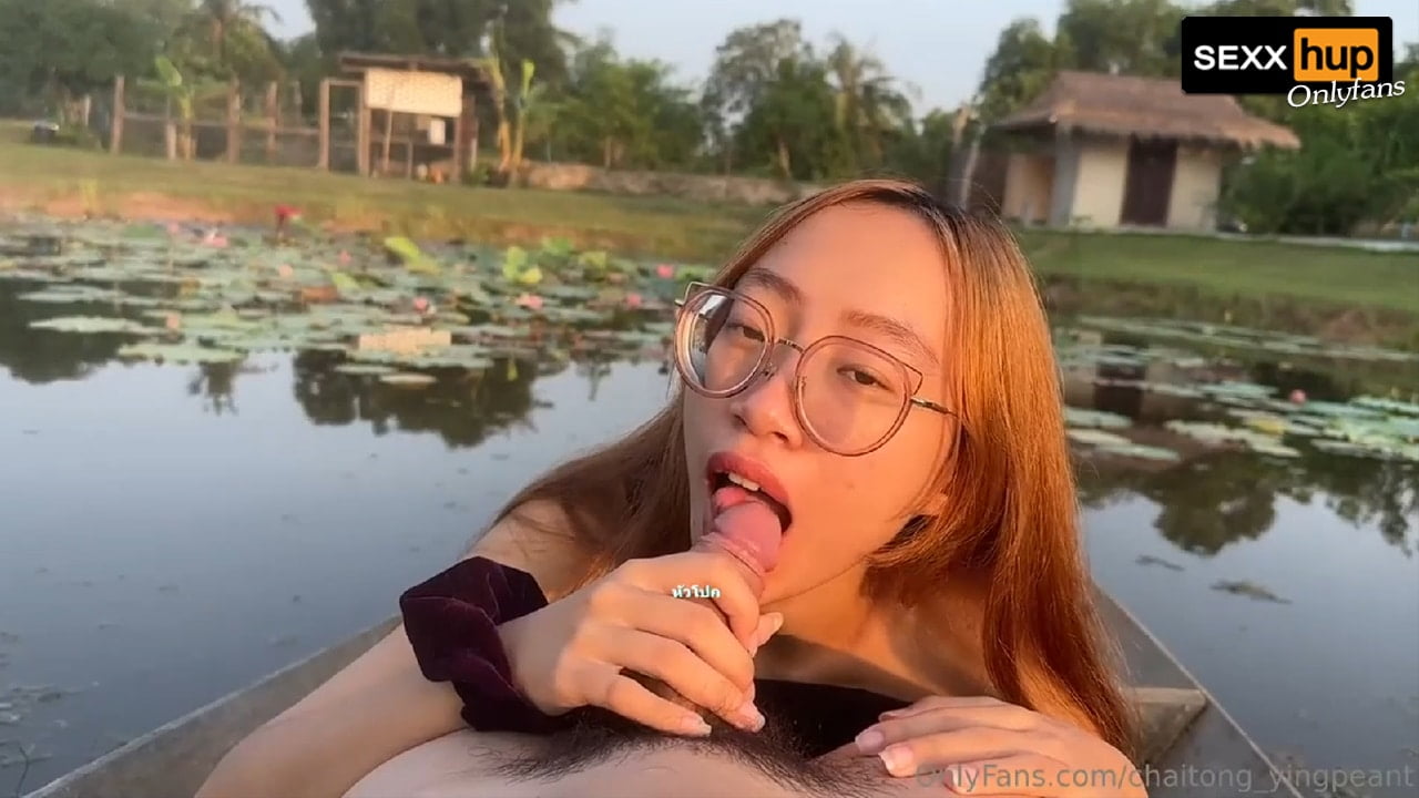 คลิปหลุด Onlyfans คู่รัก พายเรือไปทำเสียวกลางน้ำ ถกกางเกงให้อมควย เลียควย แล้วเปิดนมยั่วผัว จนน้ำเงี่ยนไหล คนไทย